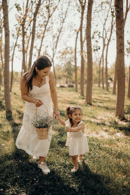 A happy mother and daughter enjoying a sunny day in a park in Izmir, Türkiye.