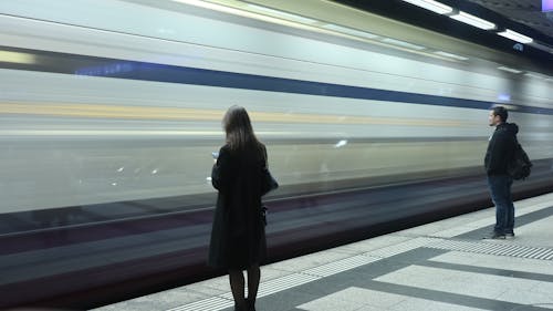 Foto profissional grátis de de pé, estação de metrô, exposição longa