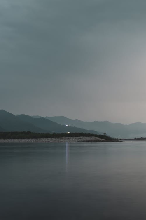 Foto profissional grátis de cadeia de montanhas, costa, garoa