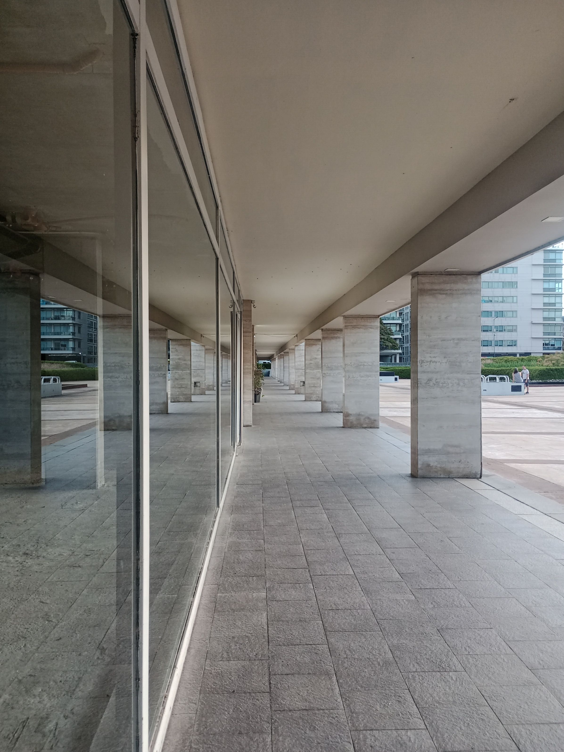 Pavement near Building Windows · Free Stock Photo