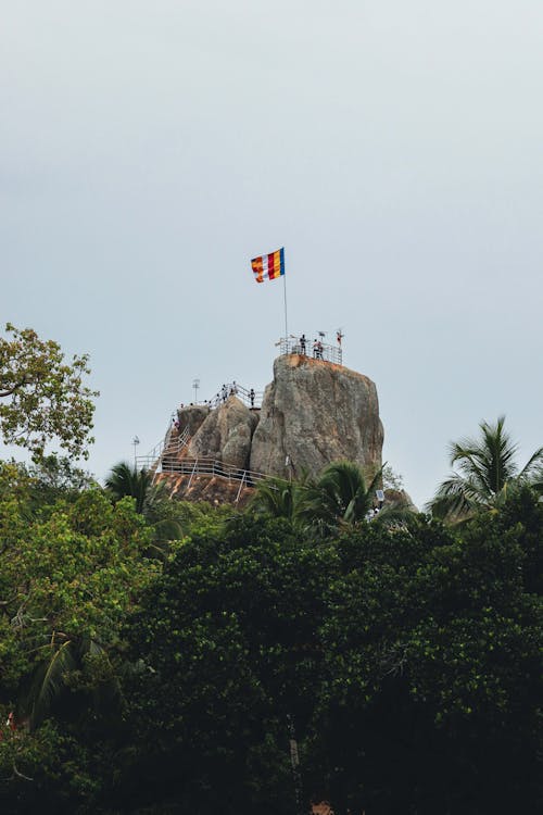 Gratis lagerfoto af anuradhapura, bjergtinde, flagstang