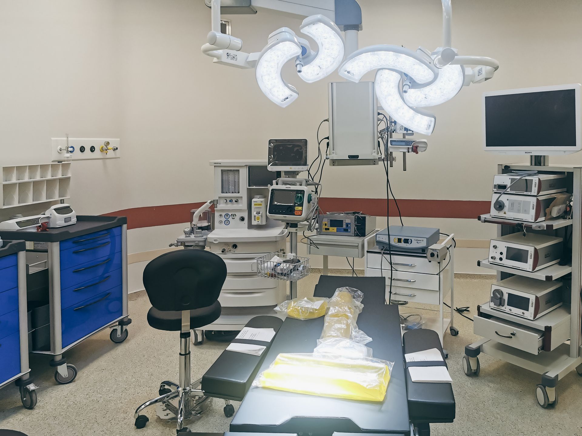 Un quirófano de hospital equipado para cirugía