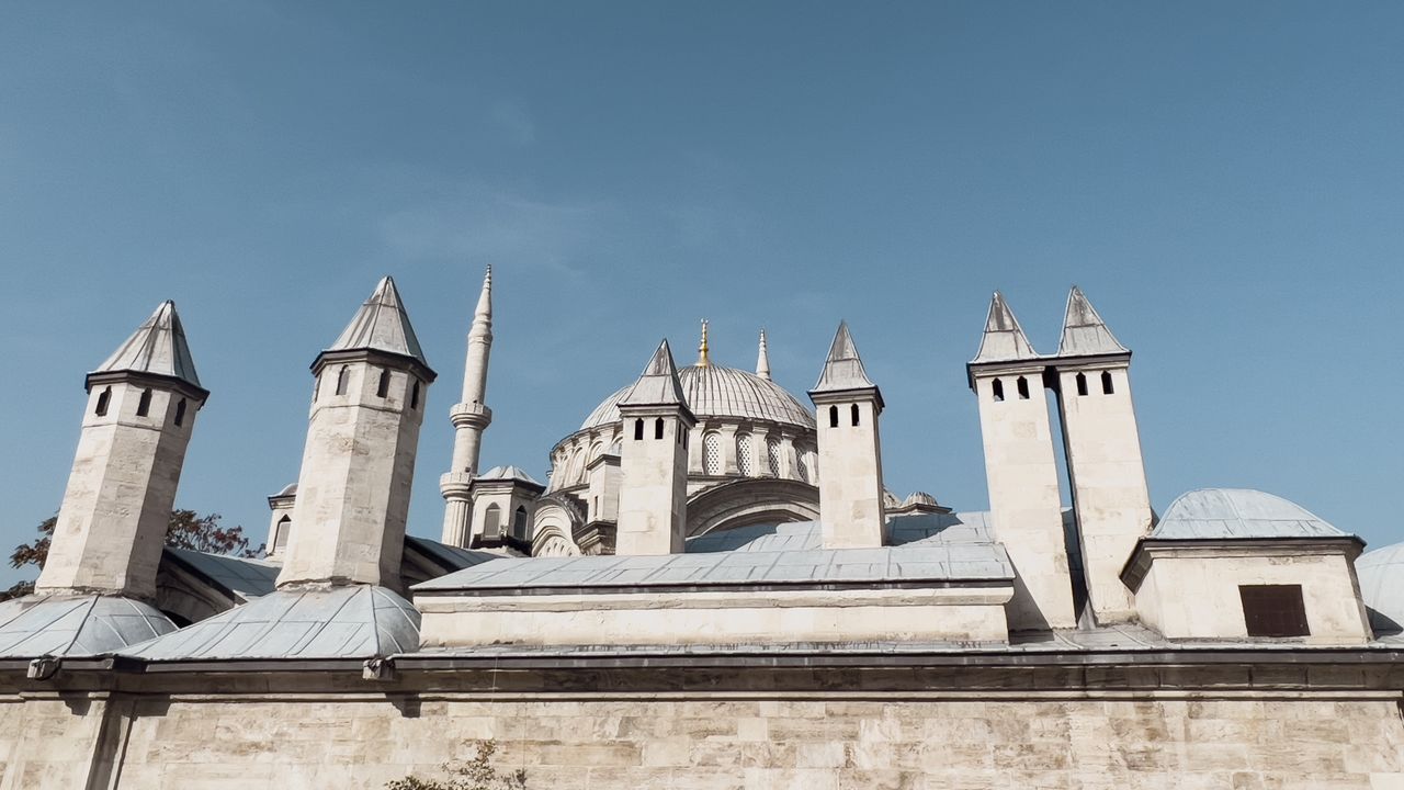 Emir Sultan Cami ve minareleri