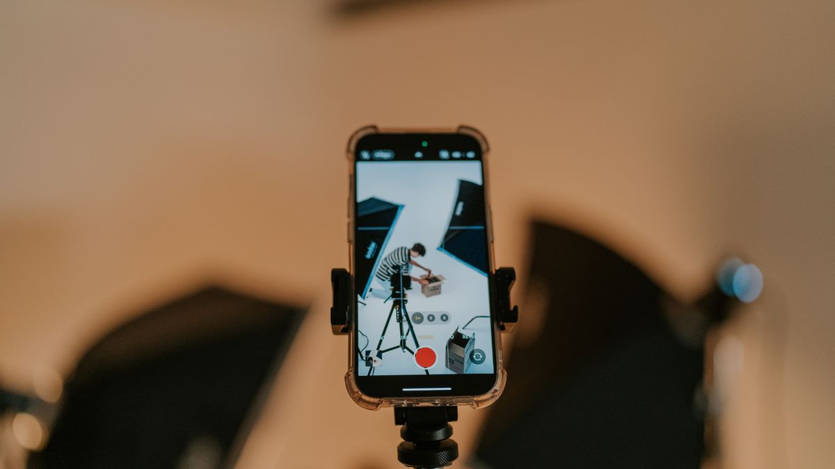三脚に立てたスマートフォンで撮影しているところ