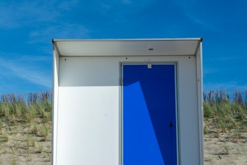 Foto profissional grátis de areia, azul, cabine