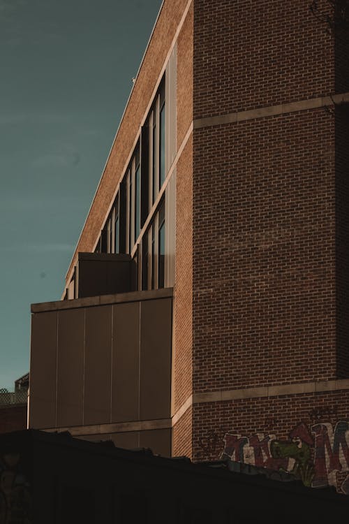 Foto profissional grátis de armazém, arquitetura contemporânea, castanho