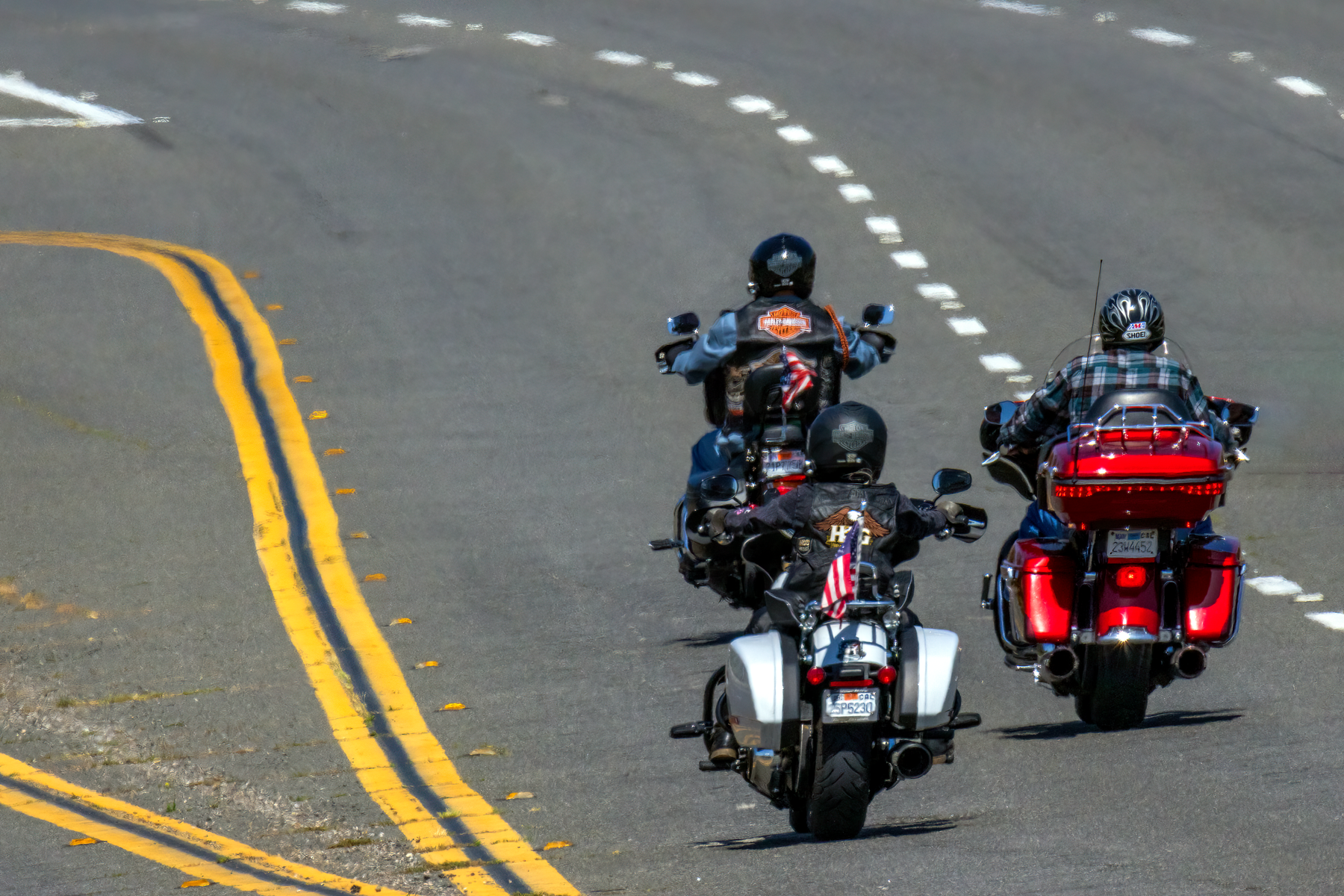 Grupo de motociclistas en ruta