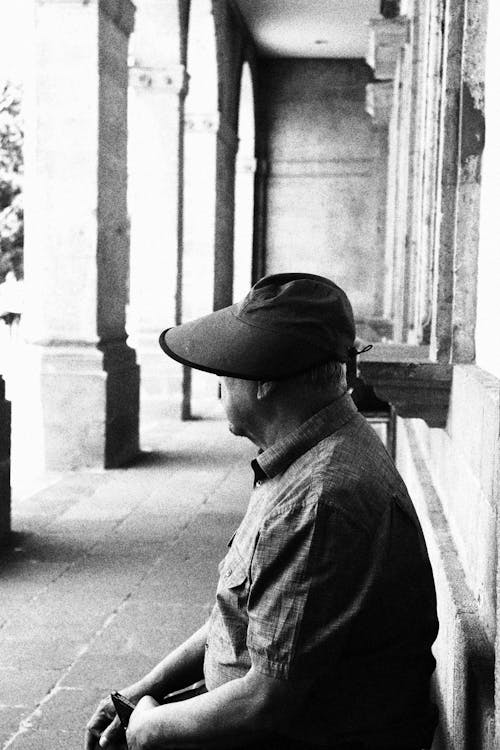 남자, 모자, 블랙 앤 화이트의 무료 스톡 사진