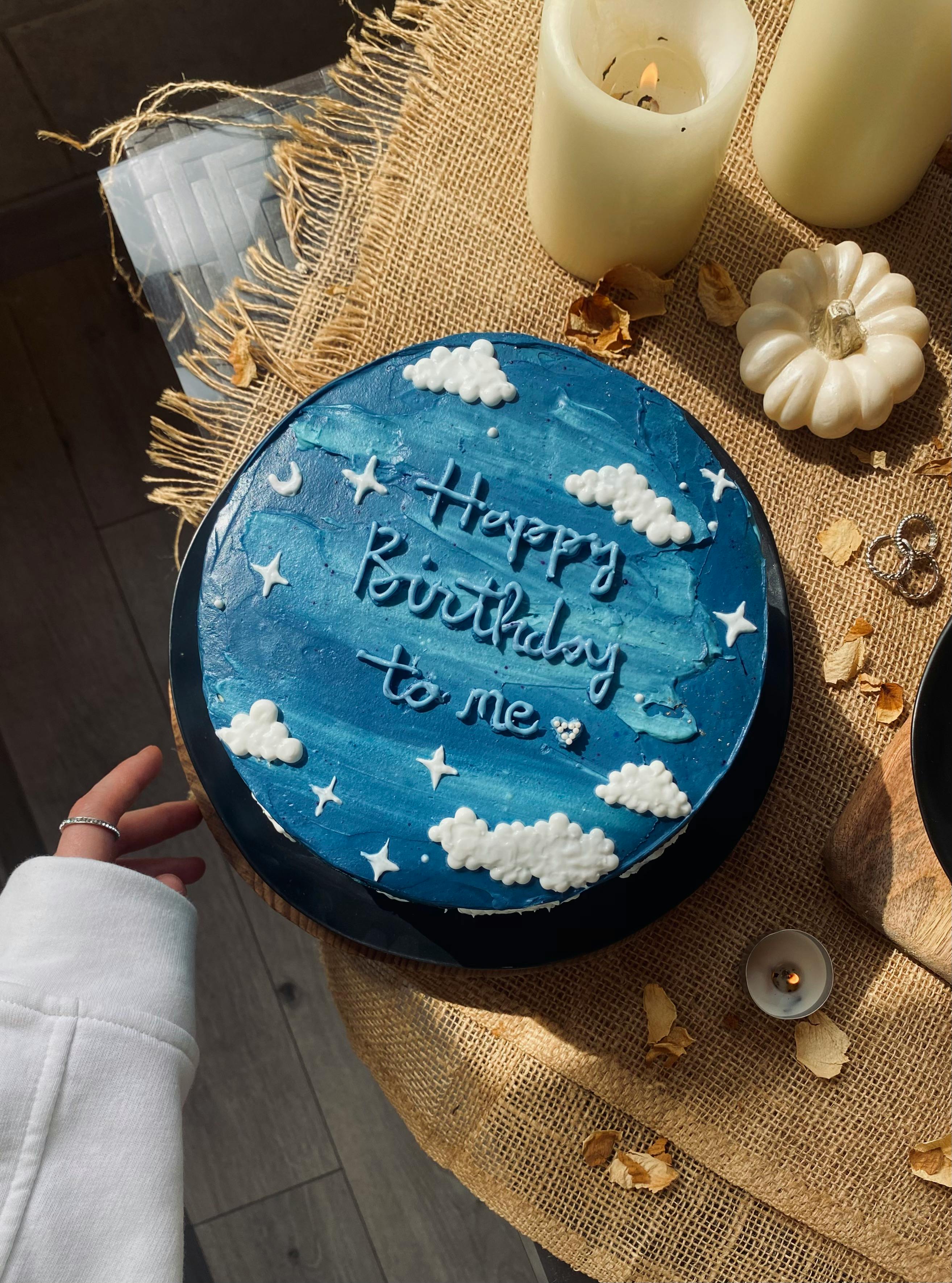 Sky-themed birthday cake with clouds and stars, inspiring celebration and creativity.