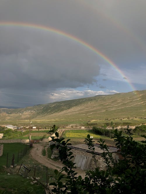Foto profissional grátis de arco-íris, cenário, colina