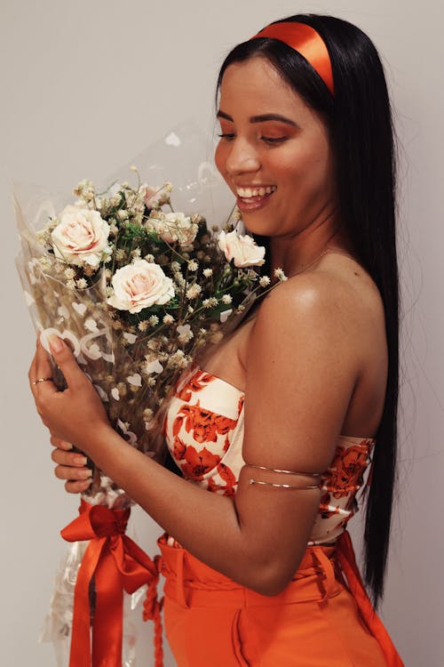 Foto profissional grátis de buquê, flores, jovem