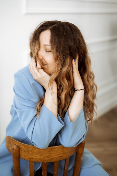 Kostenloses Stock Foto zu blau-anzug, braune haare, frau