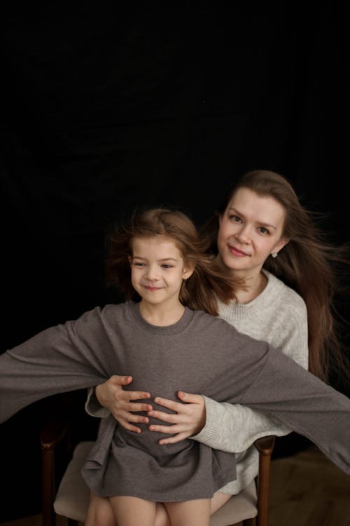 Fotobanka s bezplatnými fotkami na tému čierne pozadie, dievča, módna fotografia