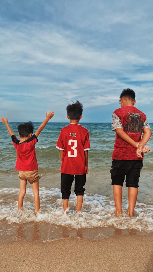 aile, arkadan görünüm, ayak bilekleri suda derin içeren Ücretsiz stok fotoğraf