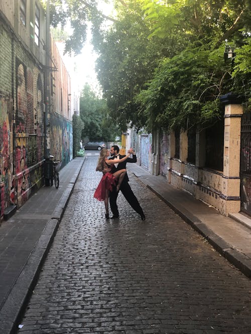 Homem E Mulher Dançando No Meio Do Beco