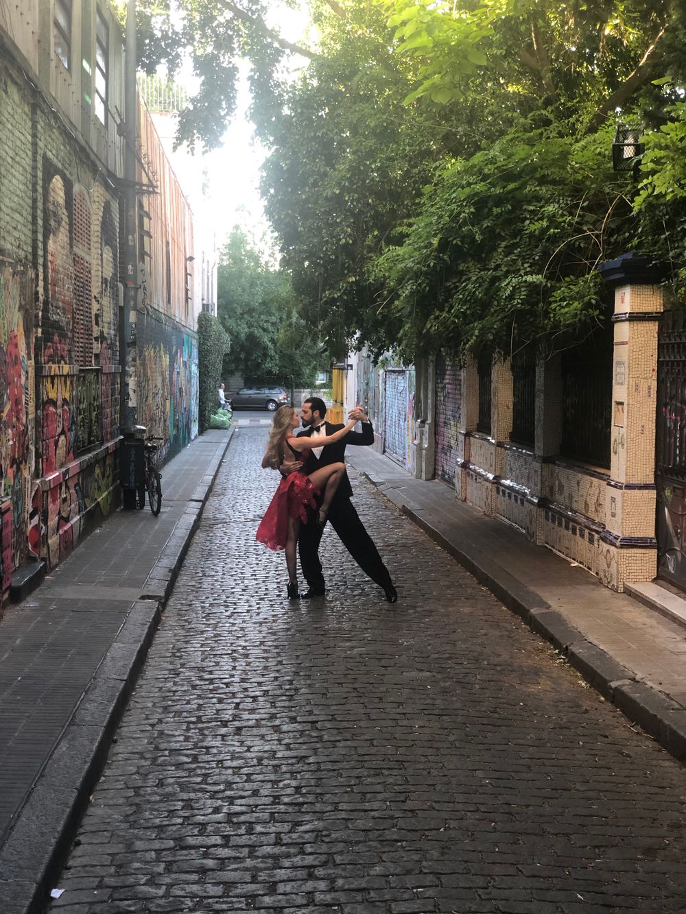 Pareja de tango bailando en una calle empedrada de Palermo, Buenos Aires