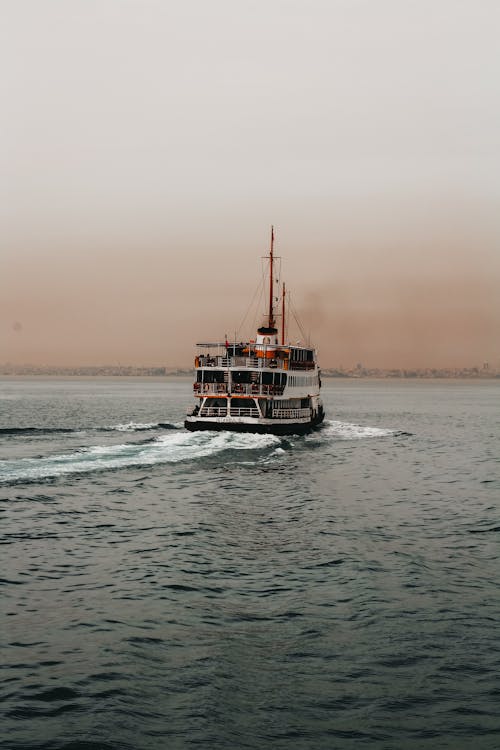 Gratis stockfoto met achteraanzicht, vaartuig, veerboot