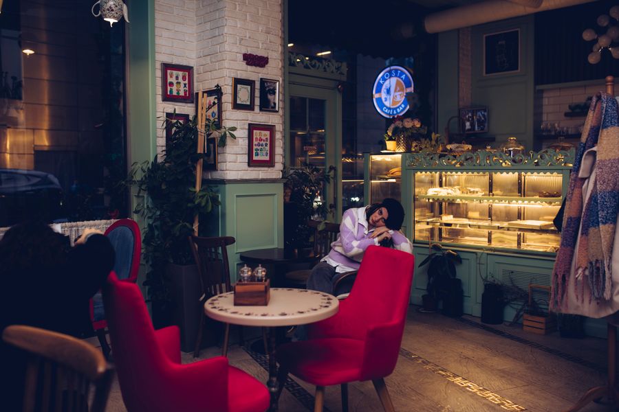 Gäste entspannen im gemütlichen Café