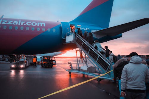 Foto Von Leuten, Die Verkehrsflugzeug Einsteigen