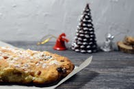 撒上糖粉的美味葡萄干甜点，非常适合在假期放纵享用