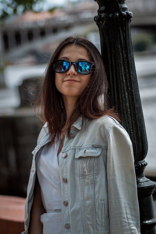 Δωρεάν στοκ φωτογραφιών με jean jacket, γυαλιά ηλίου, γυναίκα