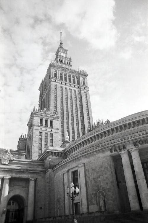 Darmowe zdjęcie z galerii z budynek, czarno-biały, drapacz chmur