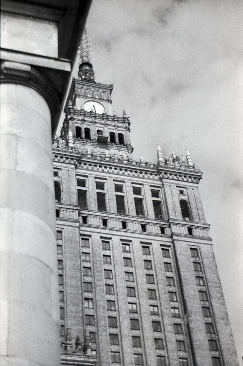 Darmowe zdjęcie z galerii z budynek, czarno-biały, drapacz chmur