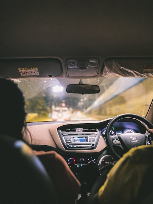 Fotobanka s bezplatnými fotkami na tému auto, interiér auta, jazda