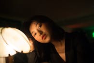 灯光轻轻照亮了迷人的女人肖像，营造出温暖的氛围