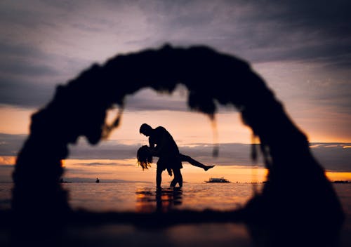 Foto profissional grátis de afeição, amor, areia