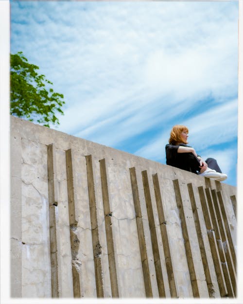 Kostenloses Stock Foto zu aufnahme von unten, frau, mauer