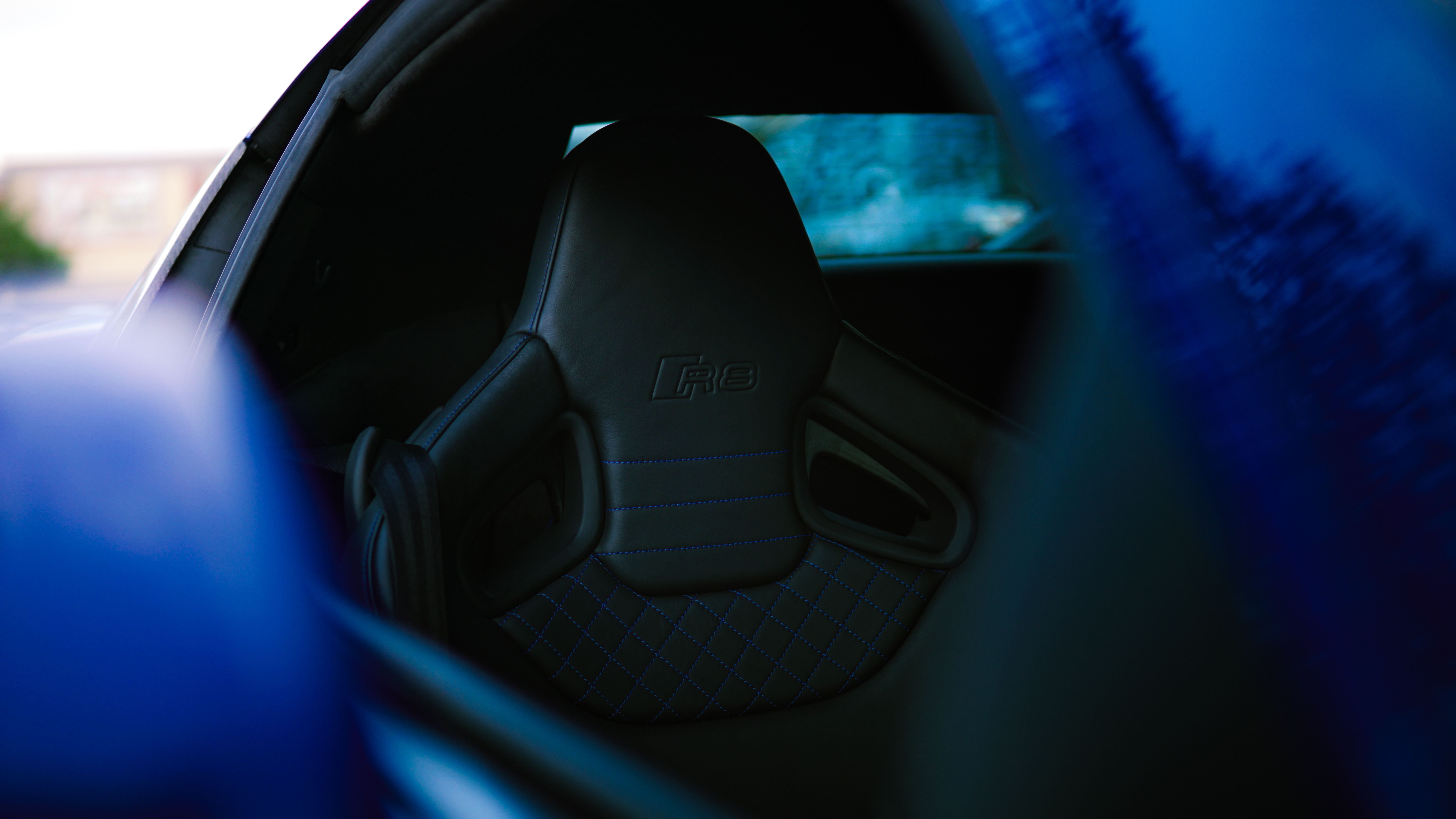 Asiento de coche en tonos oscuros con textura visible