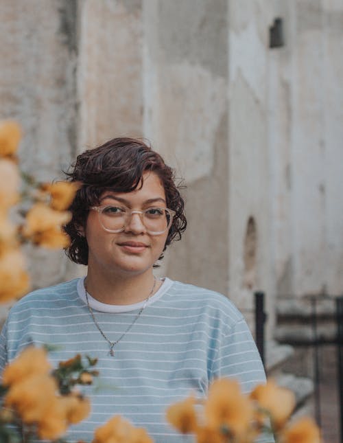 Gratis stockfoto met blauw T-shirt, bril, bruin haar