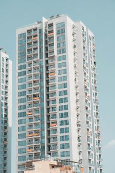 Stunning view of a contemporary skyscraper showcasing modern architecture in a bustling city environment.