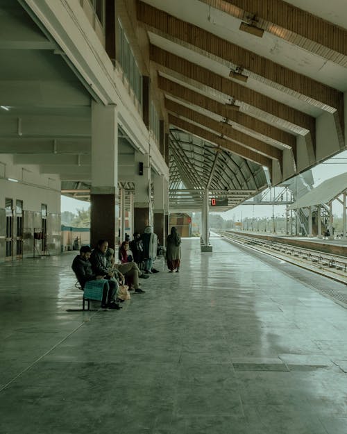 Foto profissional grátis de de pé, esperando, estação ferroviária