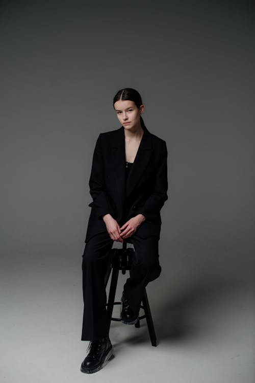 Foto profissional grátis de cadeira, fato preto, fotografia de moda