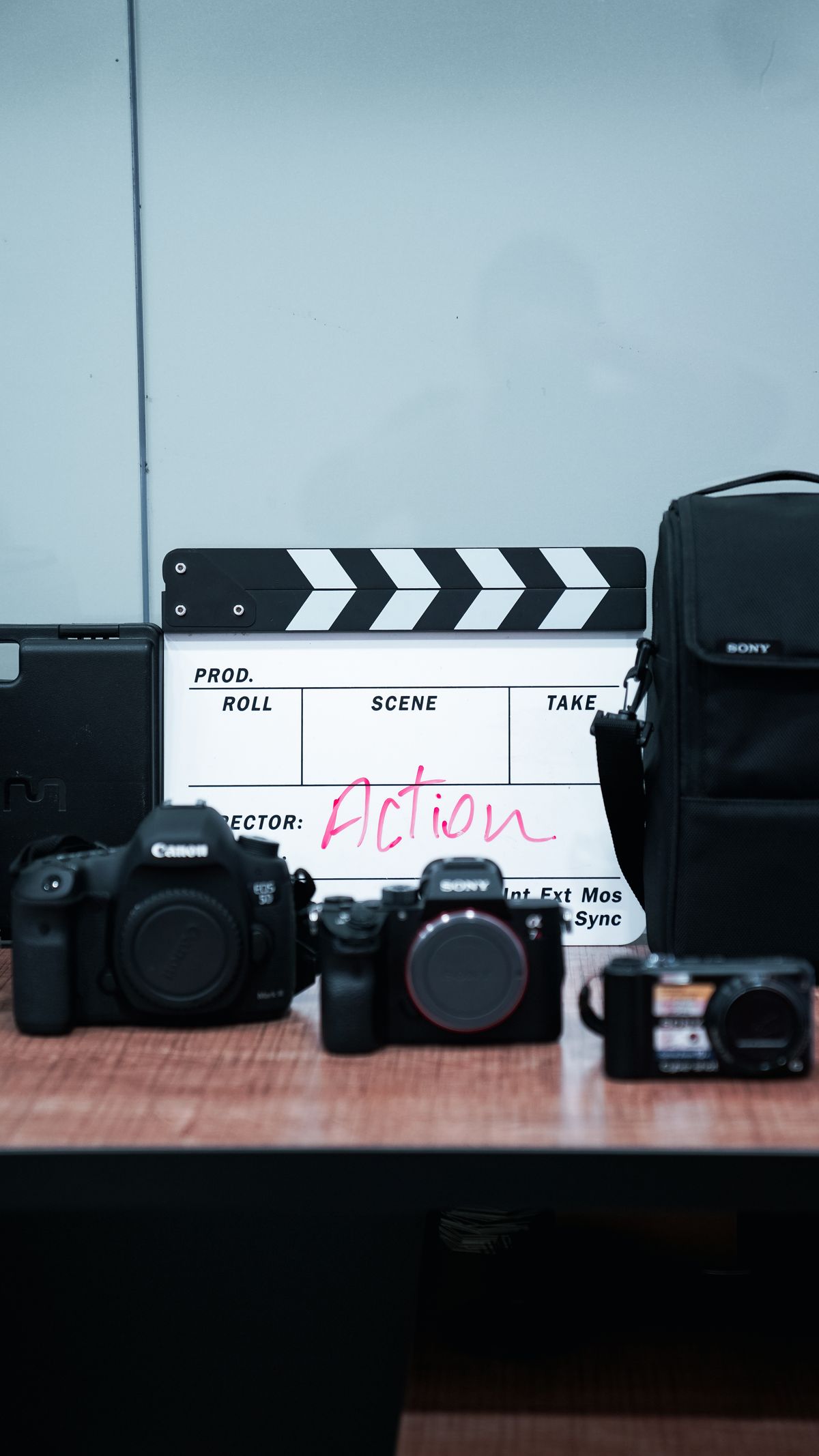 Filmklappe und Kameras auf einem Tisch