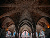 在这张迷人的建筑照片中，可以探索到哥特式拱门令人惊叹的错综复杂与天花板设计的华丽