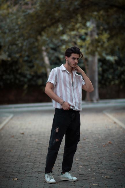Striped shirt half buttoned with ripped black jeans for an evening stroll.
#whatiwore #white #shirt #jeans