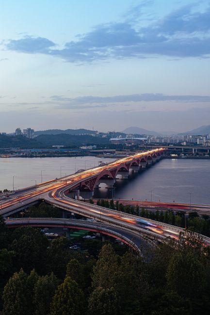 seoul traffic on han river bridge during commute