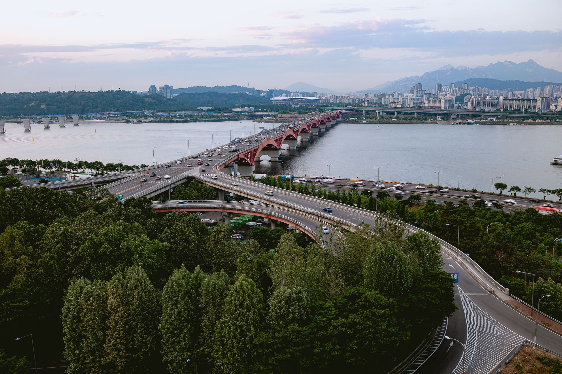 Nieuwe brug tussen Noord-Korea en Rusland opent deuren voor handel
