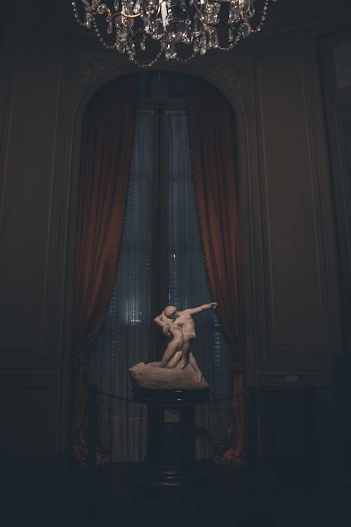 Darmowe zdjęcie z galerii z ciemny, figurka, kobiece podobieństwo