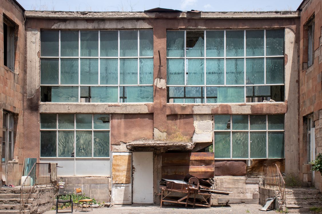 Facade of an Abandoned Broken Building · Free Stock Photo
