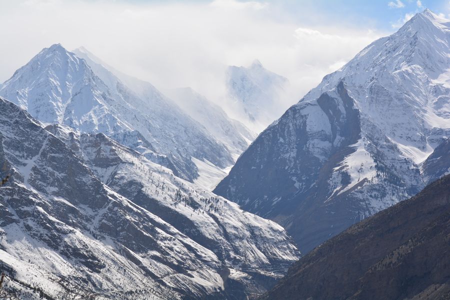 Breathtaking view of snowcapped mountains in Lahul, showcasing winter's beauty.