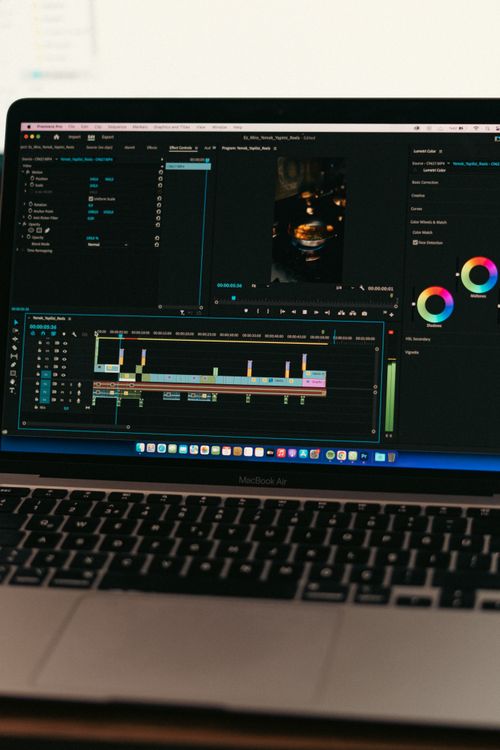 MacBook Air na stolu s video editing softwareom na zaslonu