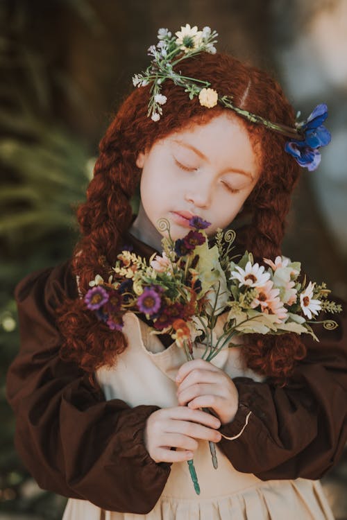 Gratis Fotos de stock gratuitas de cabello rojo, corona de flores, flores Foto de stock