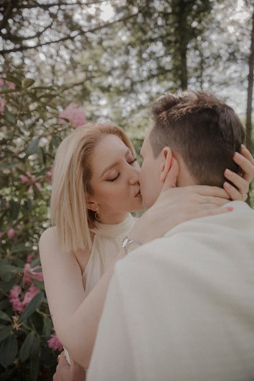 Foto profissional grátis de amoroso, arbusto, beijando