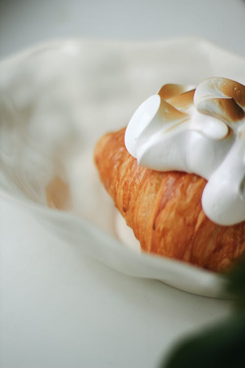 Ilmainen kuvapankkikuva tunnisteilla croissant, kerma, korkea kulma