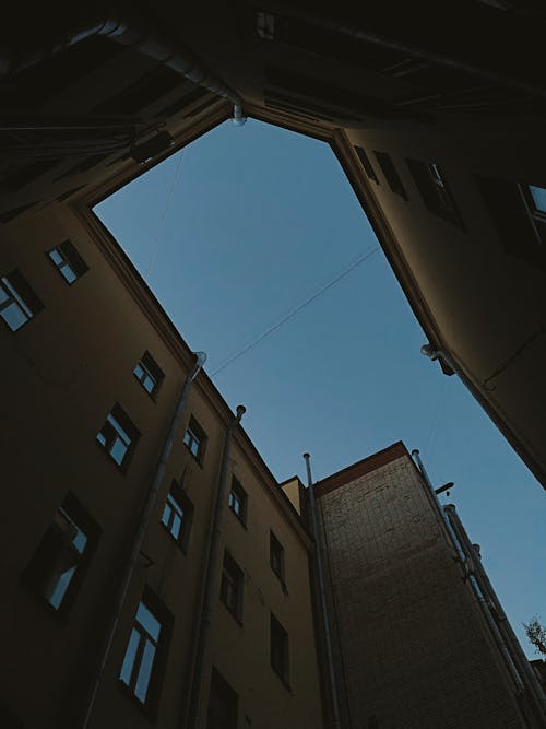 Foto stok gratis bangunan tempat tinggal, bidikan sudut sempit, cahaya langit