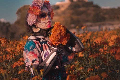 Základová fotografie zdarma na téma držení, kostým, květiny